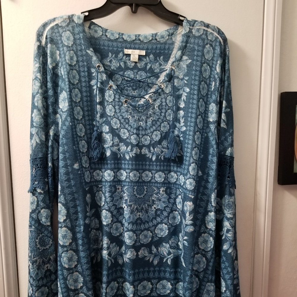 V neck eyelet tie belle lace detail long sleeve with hanki hem
